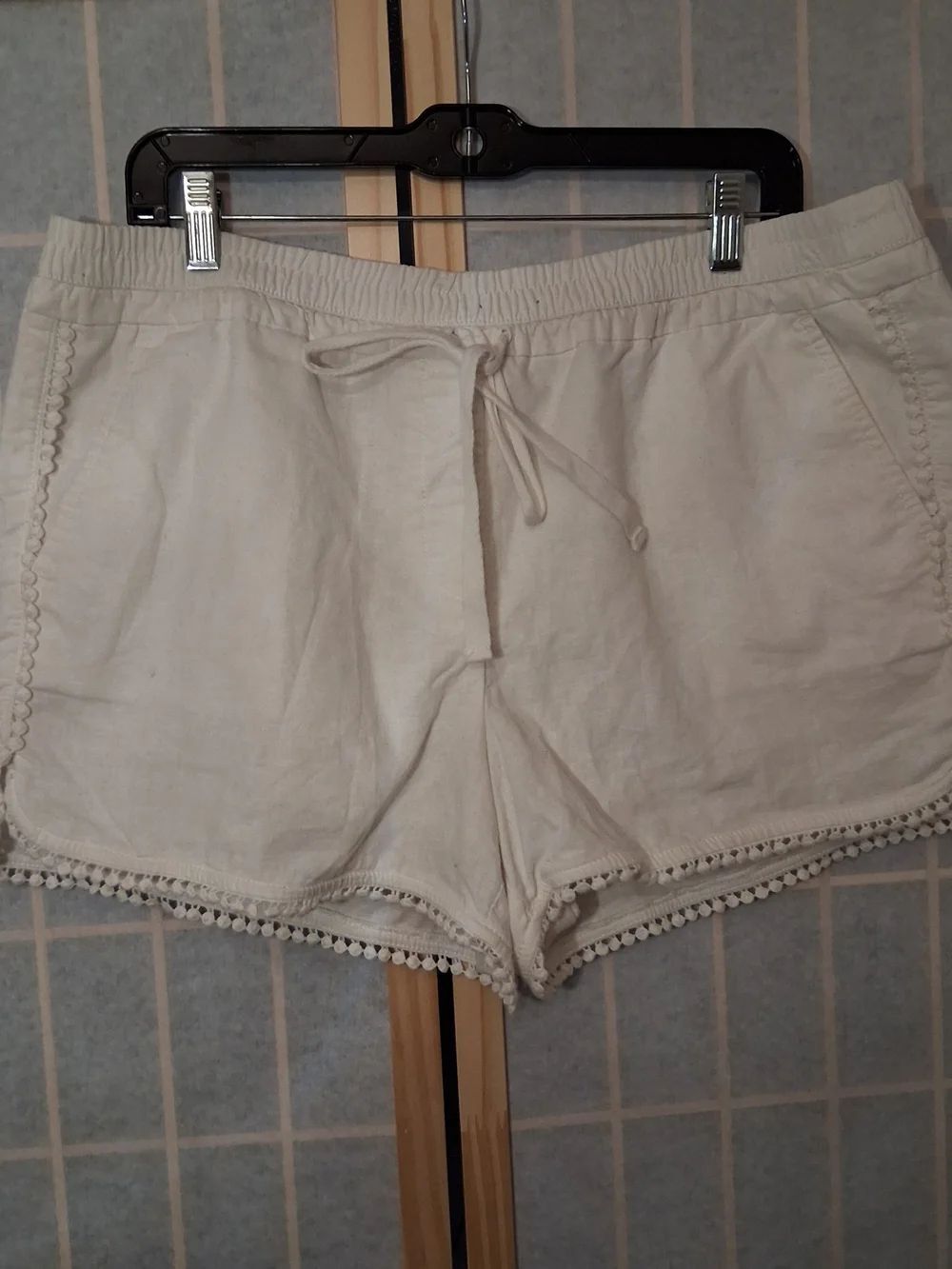 LOFT White Shorts Size Large